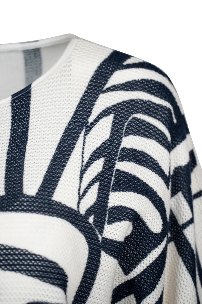 Leichter Pullover mit Graphic Art Print in 3/4 Fledermausform