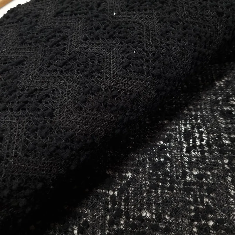 Spitze mit Zick-Zack und Pailletten