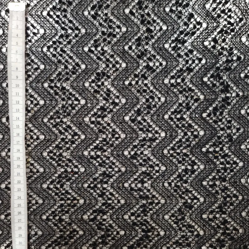 Spitze mit Zick-Zack und Pailletten