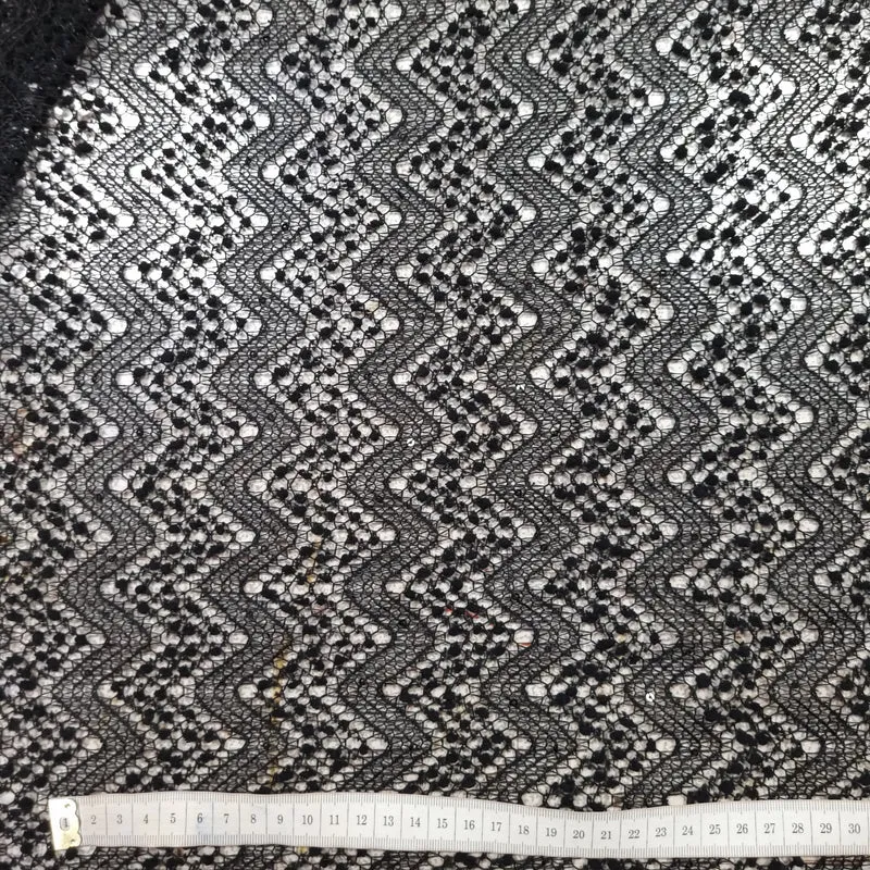 Spitze mit Zick-Zack und Pailletten