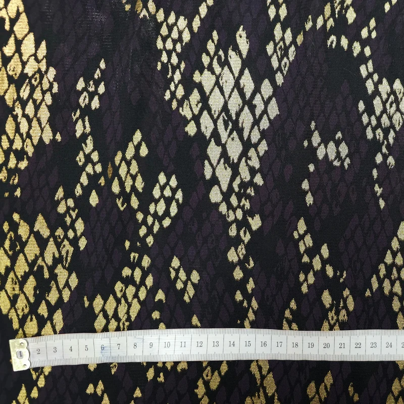 Tüll/Mesh stoff mit schlangen Motiv in Lila oder Blau