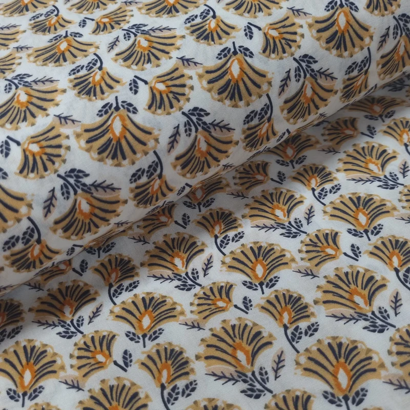 Viskosestoff mit Blumenmuster weiß gelb