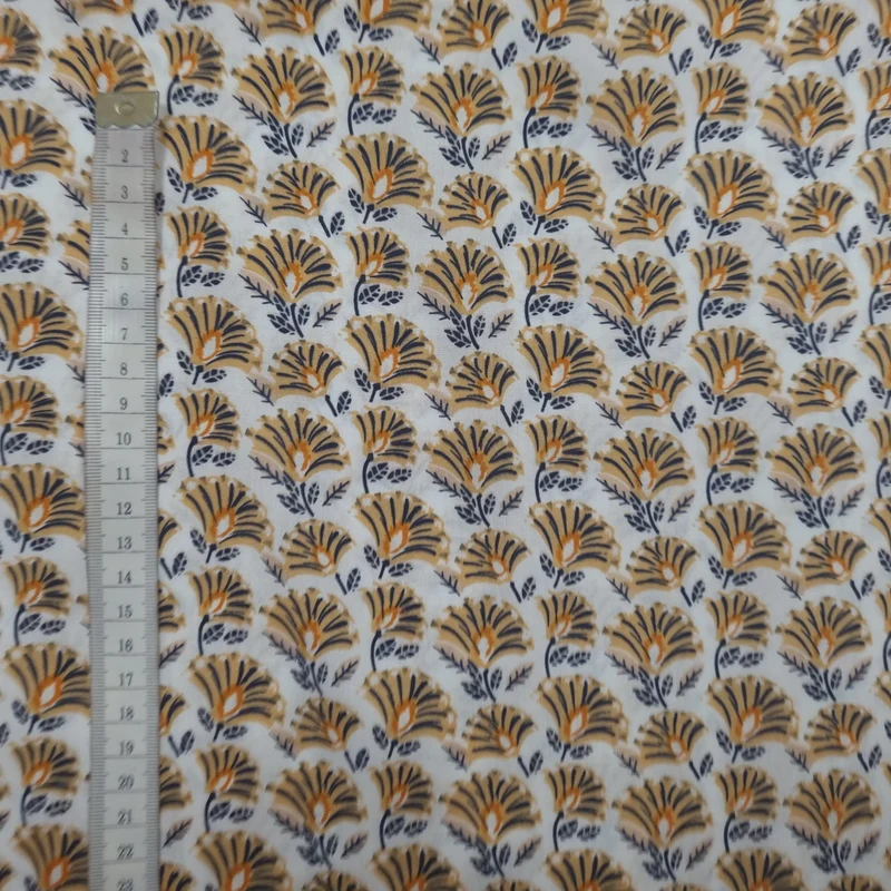 Viskosestoff mit Blumenmuster weiß gelb