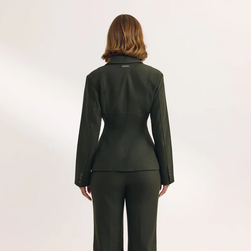Taillierter Blazer mit Saumdetail - Dunkelgrün