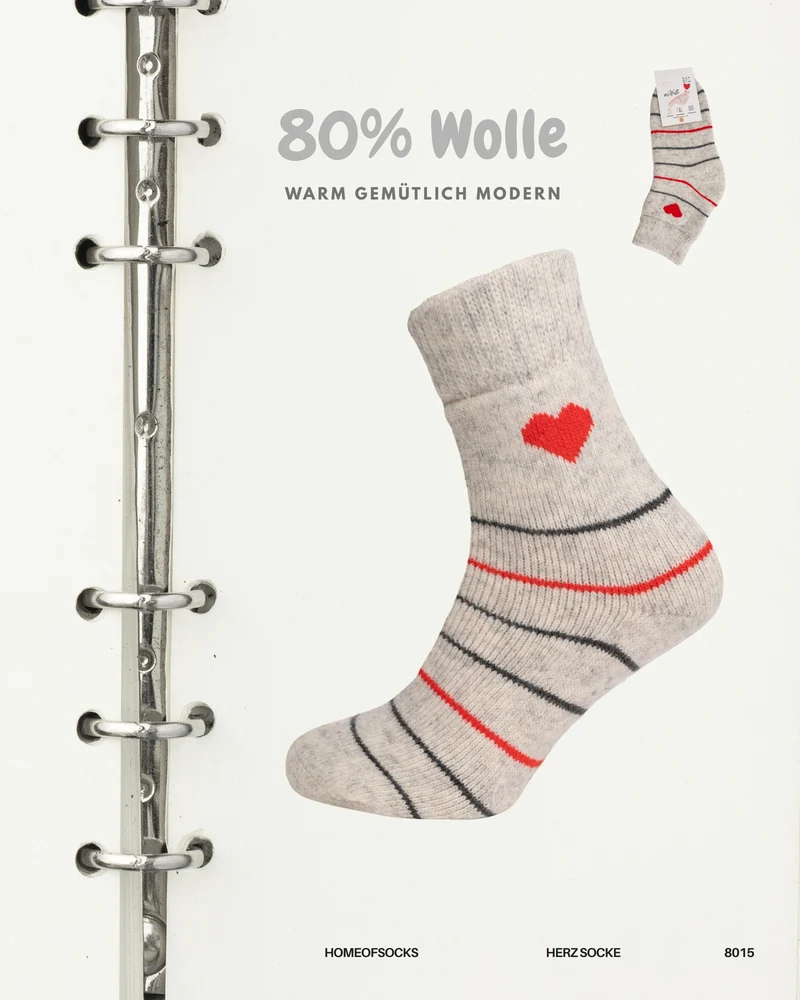 Ein Paar Wollsocken mit Herzmotiv 80% Wolle