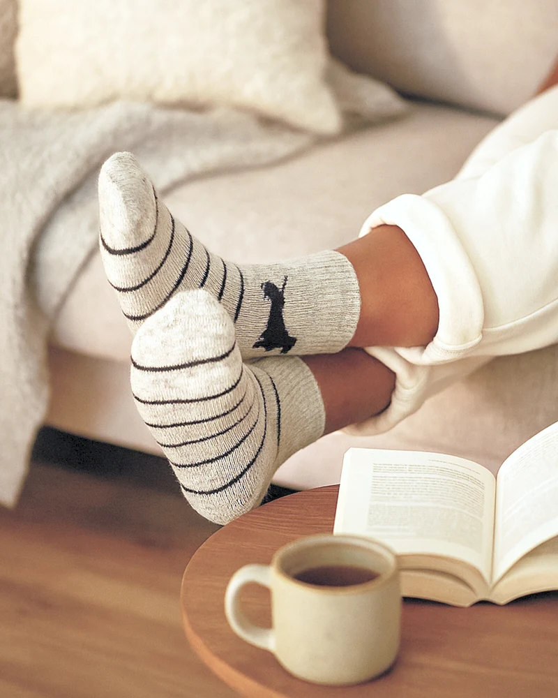 Ein Paar Wollsocken mit Dackelmotiv 80% Wolle