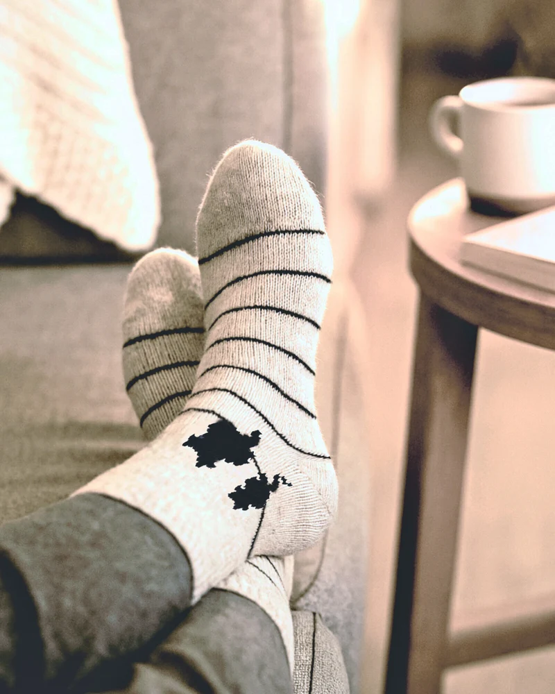Ein Paar Wollsocken mit Katzenmotiv 80% Wolle