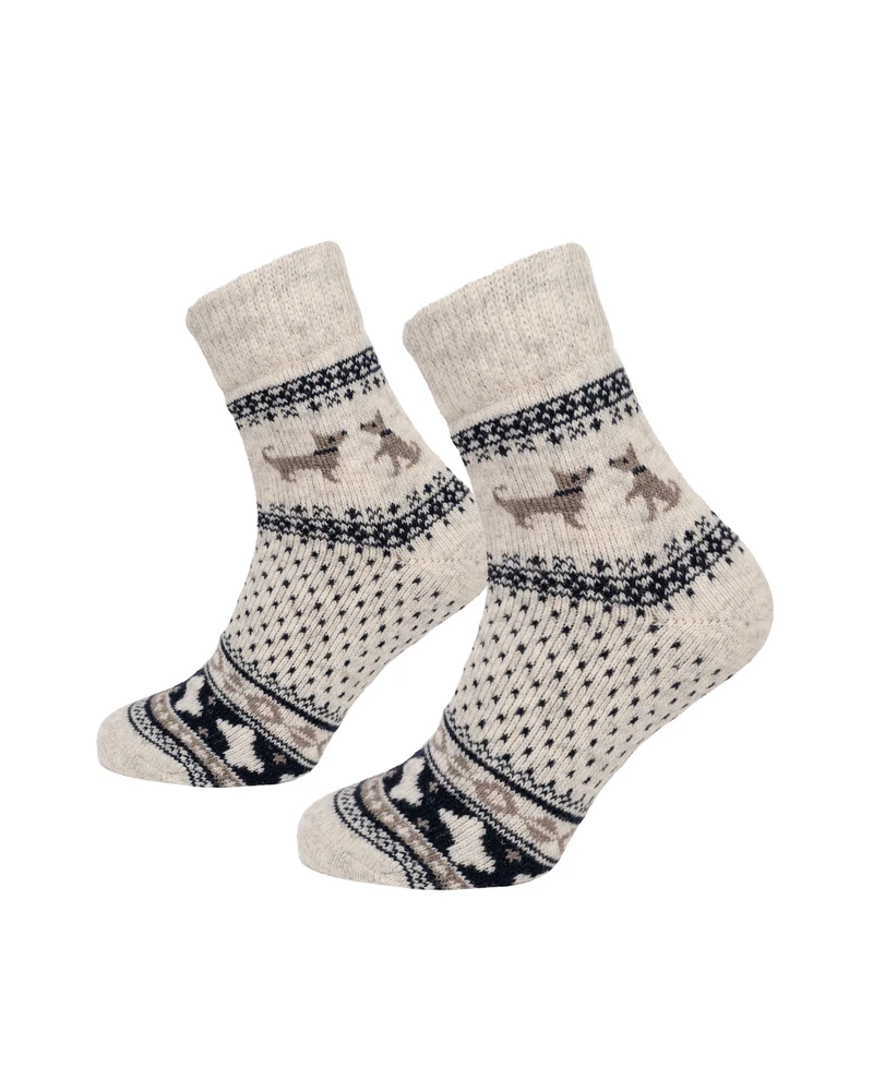 Ein Paar Wollsocken mit Hundemotiv