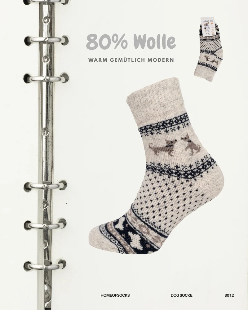 Ein Paar Wollsocken mit Hundemotiv