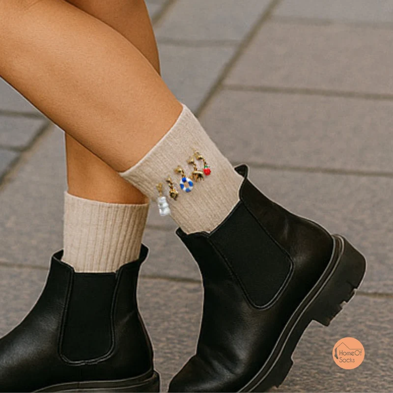 Kuschelsocken mit abnehmbaren Charm Anhängern Schmuck Schuhanhänger - DIY Socken