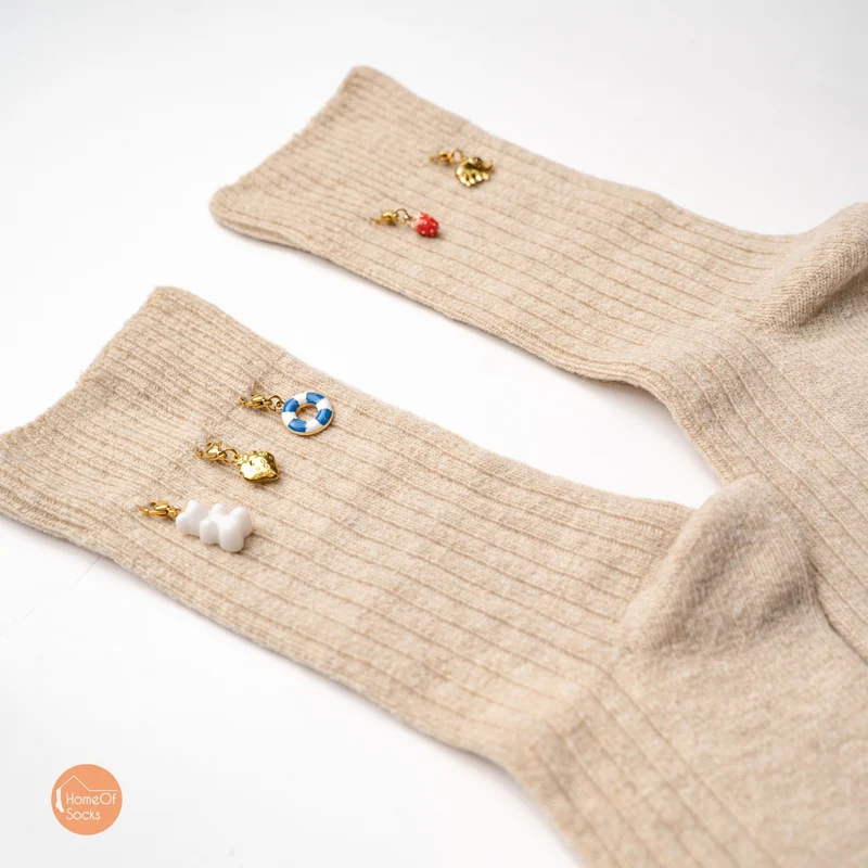 Kuschelsocken mit abnehmbaren Charm Anhängern Schmuck Schuhanhänger - DIY Socken
