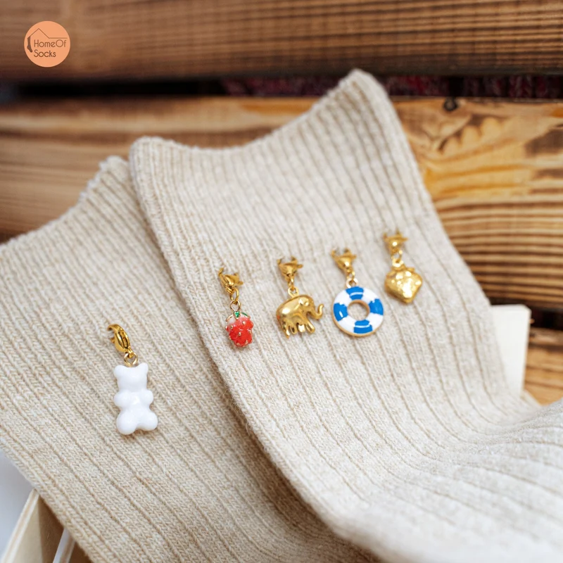 Kuschelsocken mit abnehmbaren Charm Anhängern Schmuck Schuhanhänger - DIY Socken