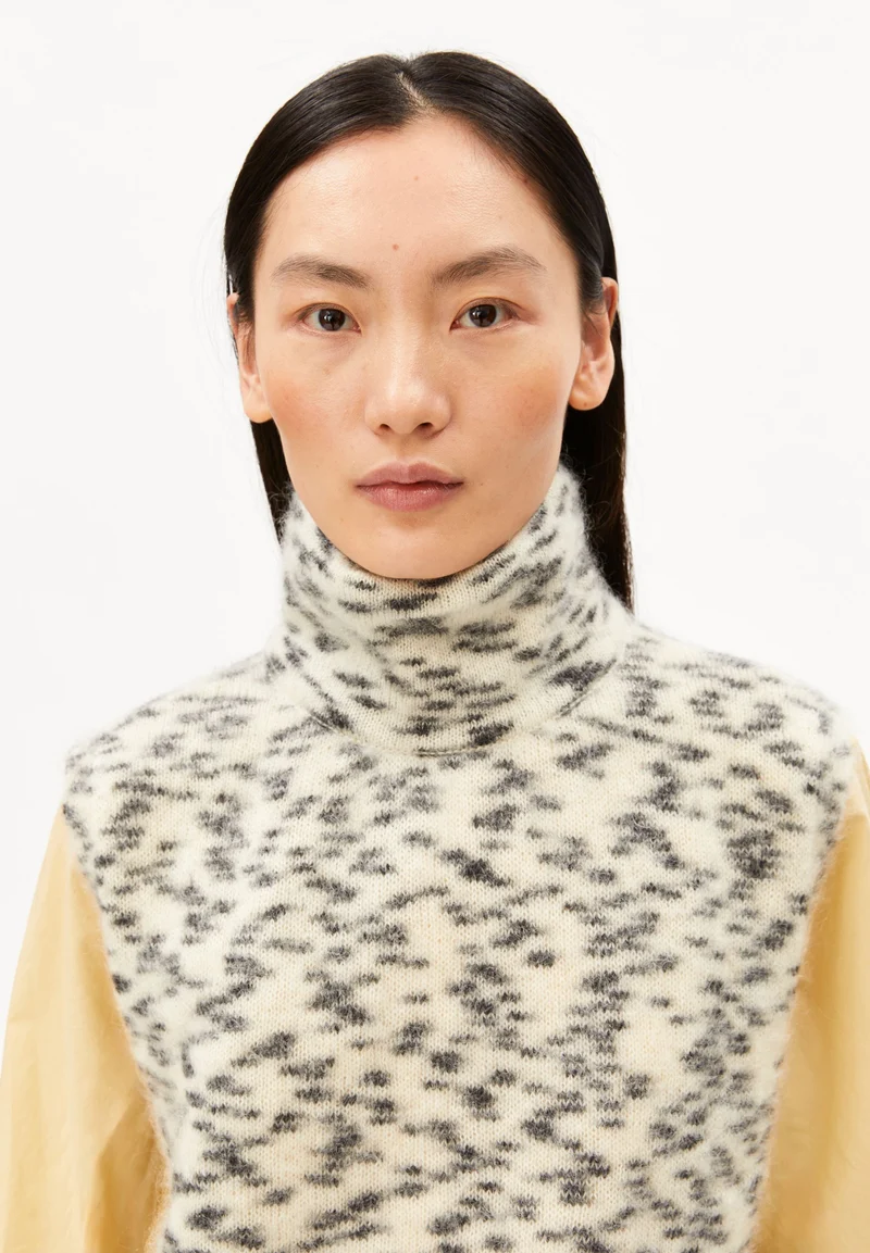 GEPUNKTETER MOHAIR-MIX STRICKPULLUNDER | oatmilk-black