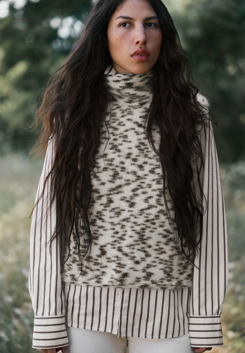 GEPUNKTETER MOHAIR-MIX STRICKPULLUNDER | oatmilk-black