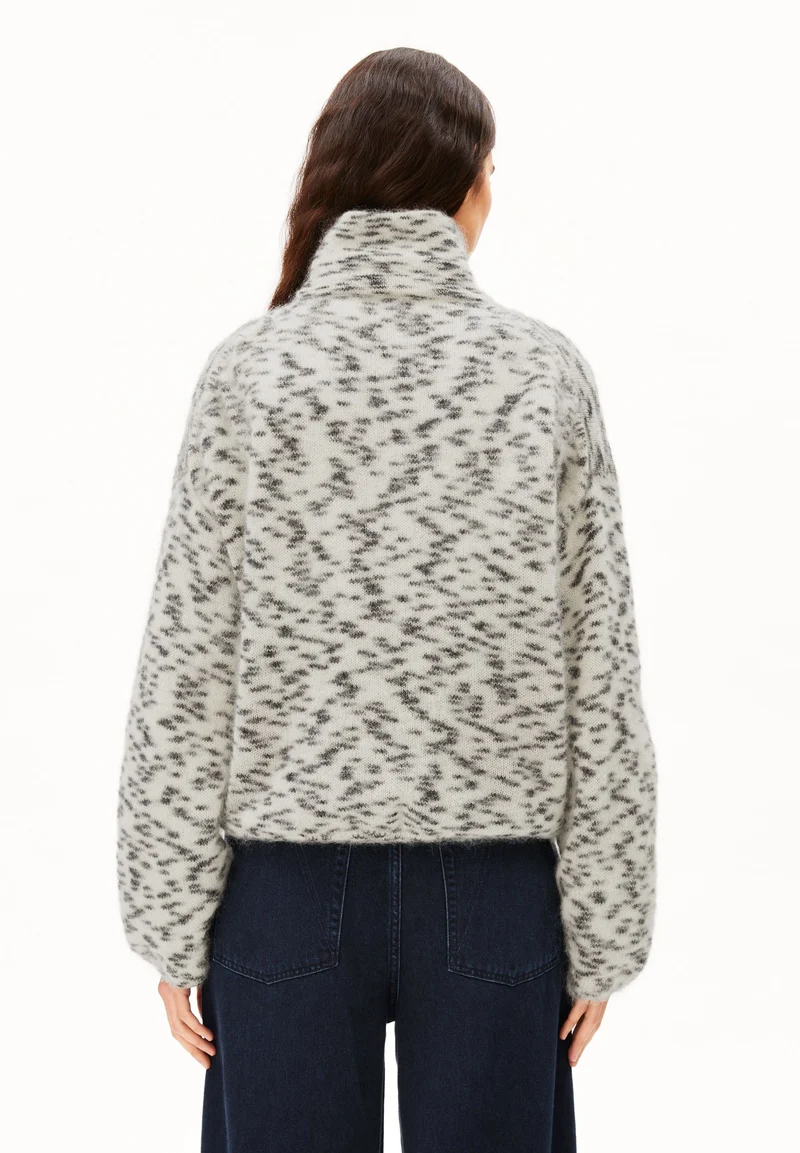 GEPUNKTETER MOHAIR-MIX STRICKPULLOVER | oatmilk-black