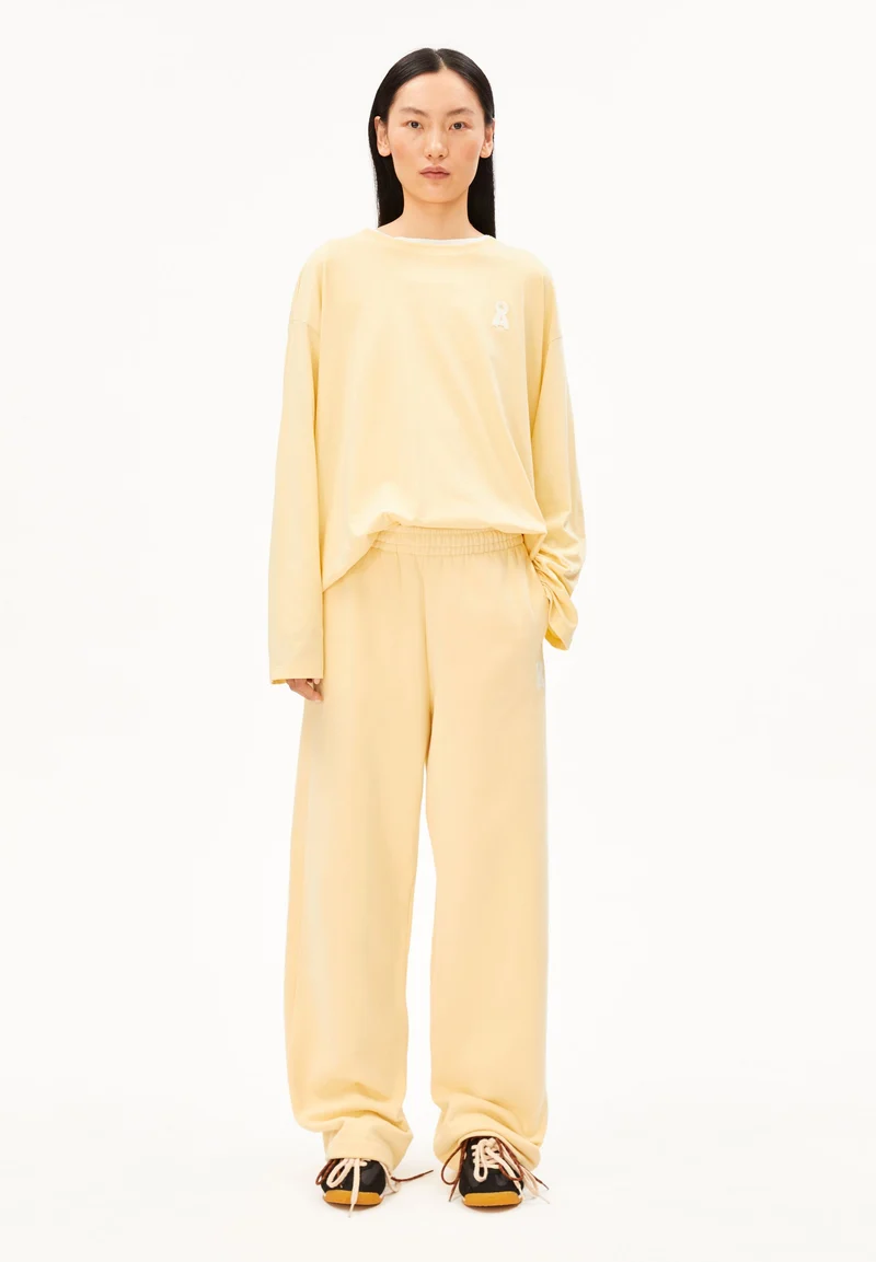 ICONIC Å IVAARA SWEATHOSE | golden hay