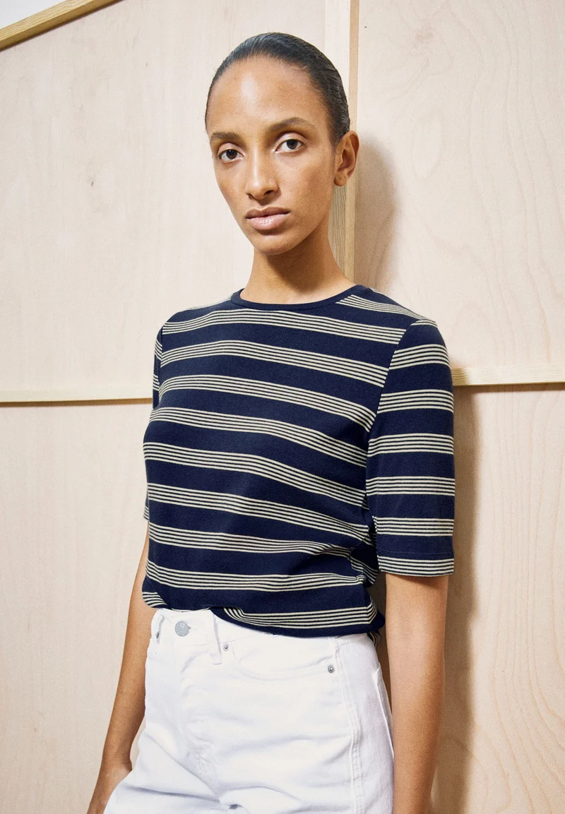 JAANISARA GESTREIFTES T-SHIRT | tinted navy-golden hay