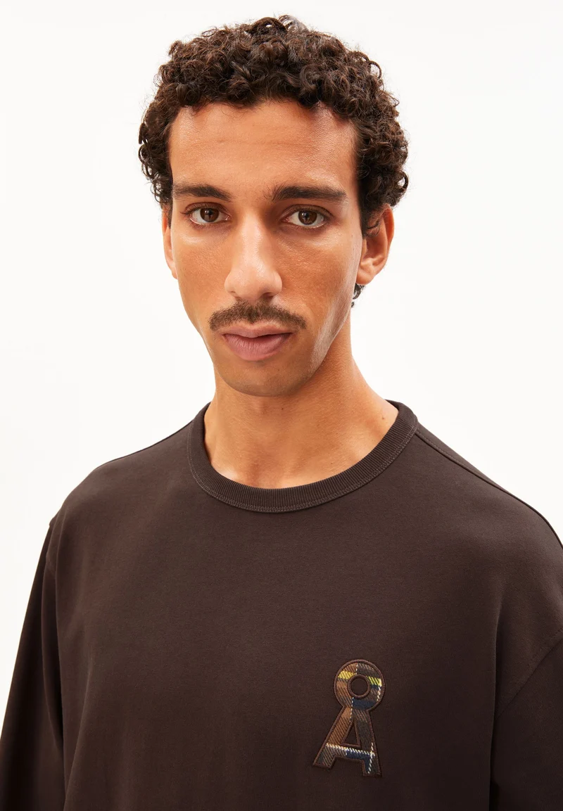 MAARKOS Å LOGO LANGARMSHIRT | claystone