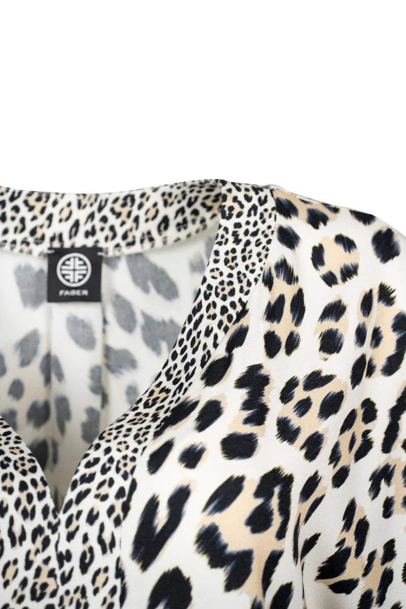 Bluse mit V-Ausschnitt und Leo-Print