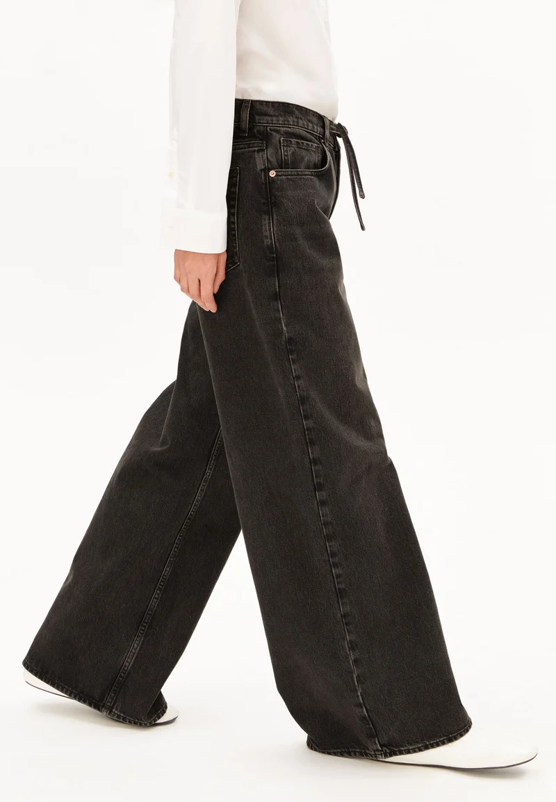 ASTRAEAAS MID WAIST WIDE JEANS | nutmeg
