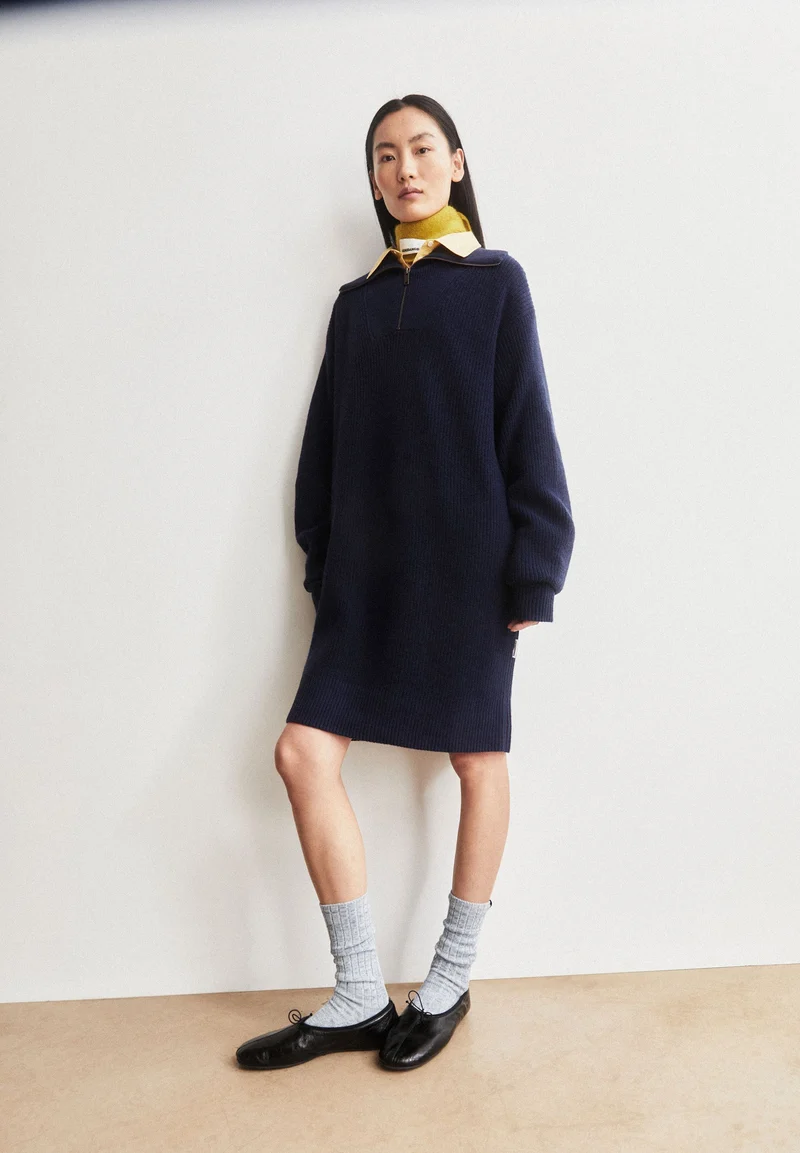 TROYER RIPP-STRICKKLEID | tinted navy