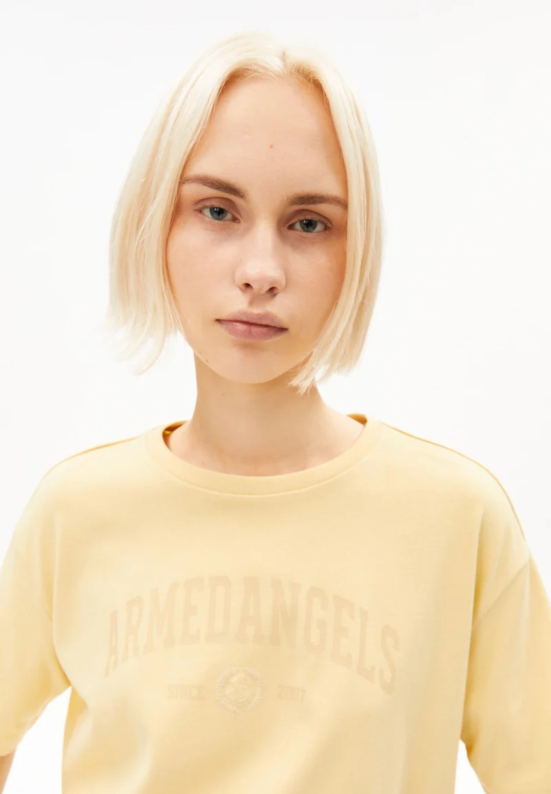 GIANNAA COLLEGE T-SHIRT | golden hay