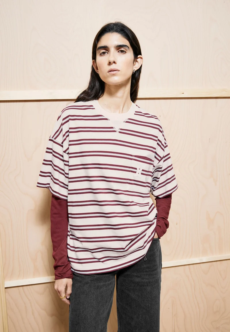 ICONIC Å GESTREIFTES T-SHIRT | undyed-velvet red-soft blue