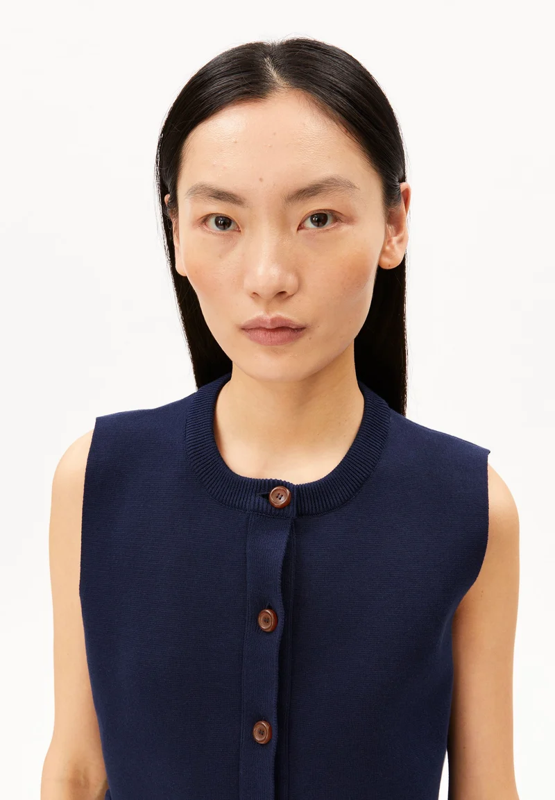 KOMPAKTE STRICKWESTE | tinted navy