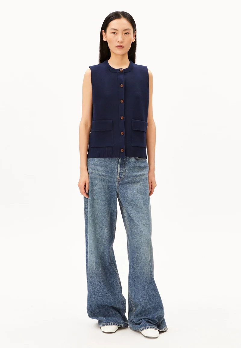 KOMPAKTE STRICKWESTE | tinted navy