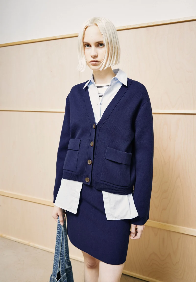 KOMPAKTE STRICKJACKE | tinted navy