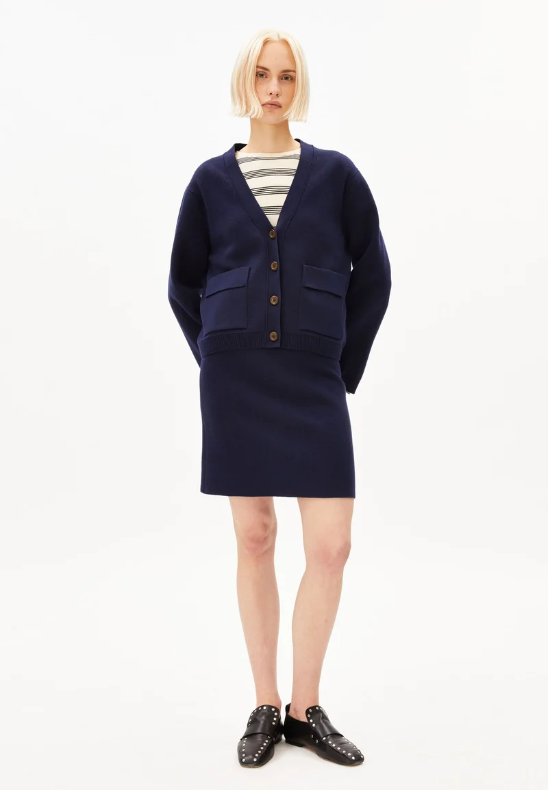 KOMPAKTE STRICKJACKE | tinted navy
