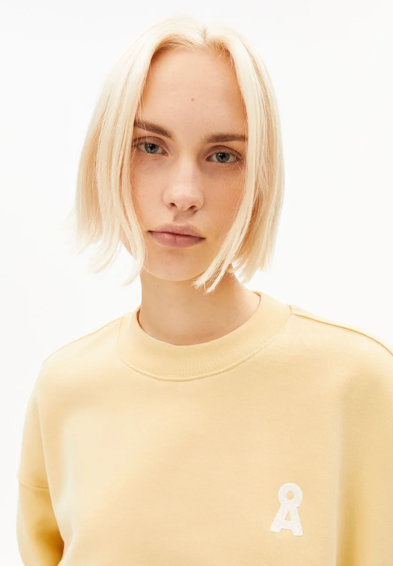 ICONIC Å ALIZAA SWEATSHIRT | golden hay