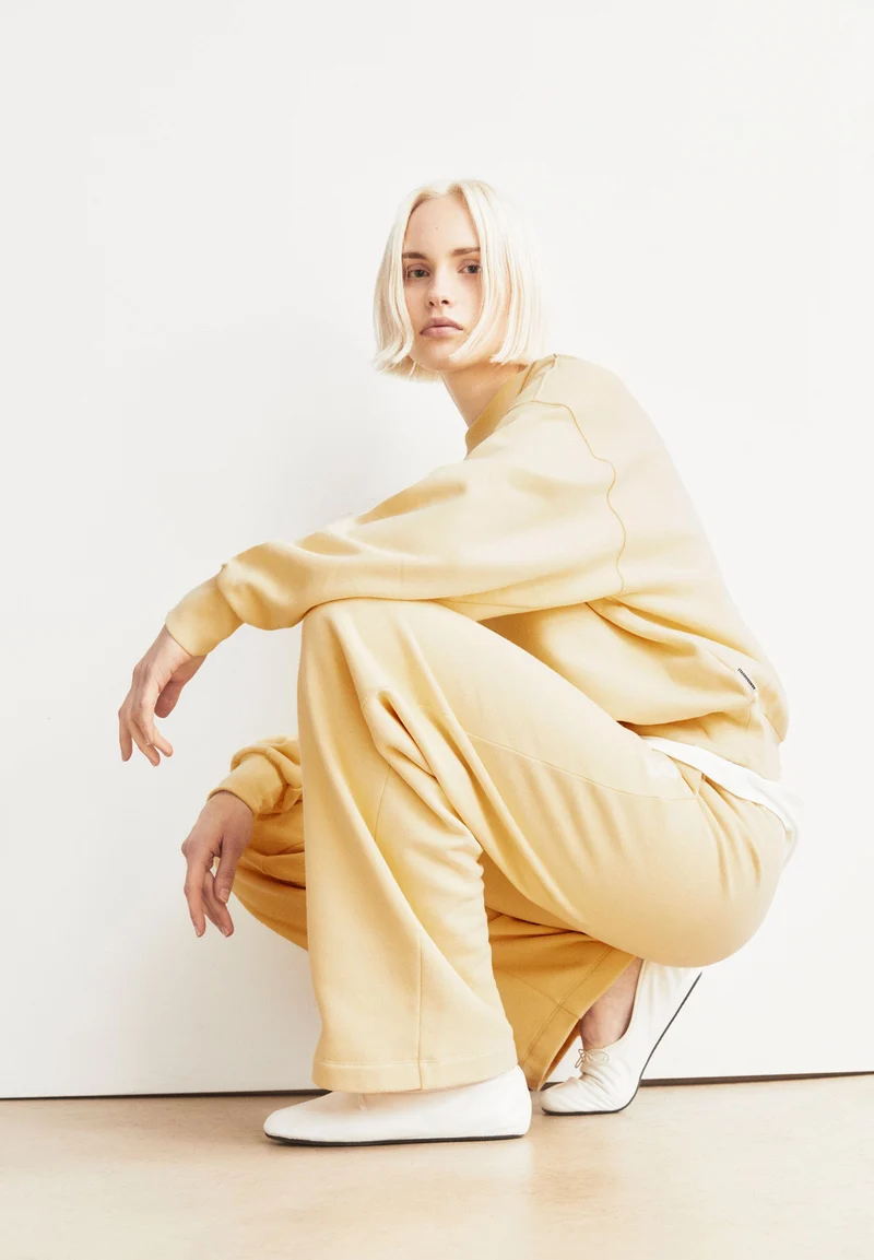 ICONIC Å ALIZAA SWEATSHIRT | golden hay
