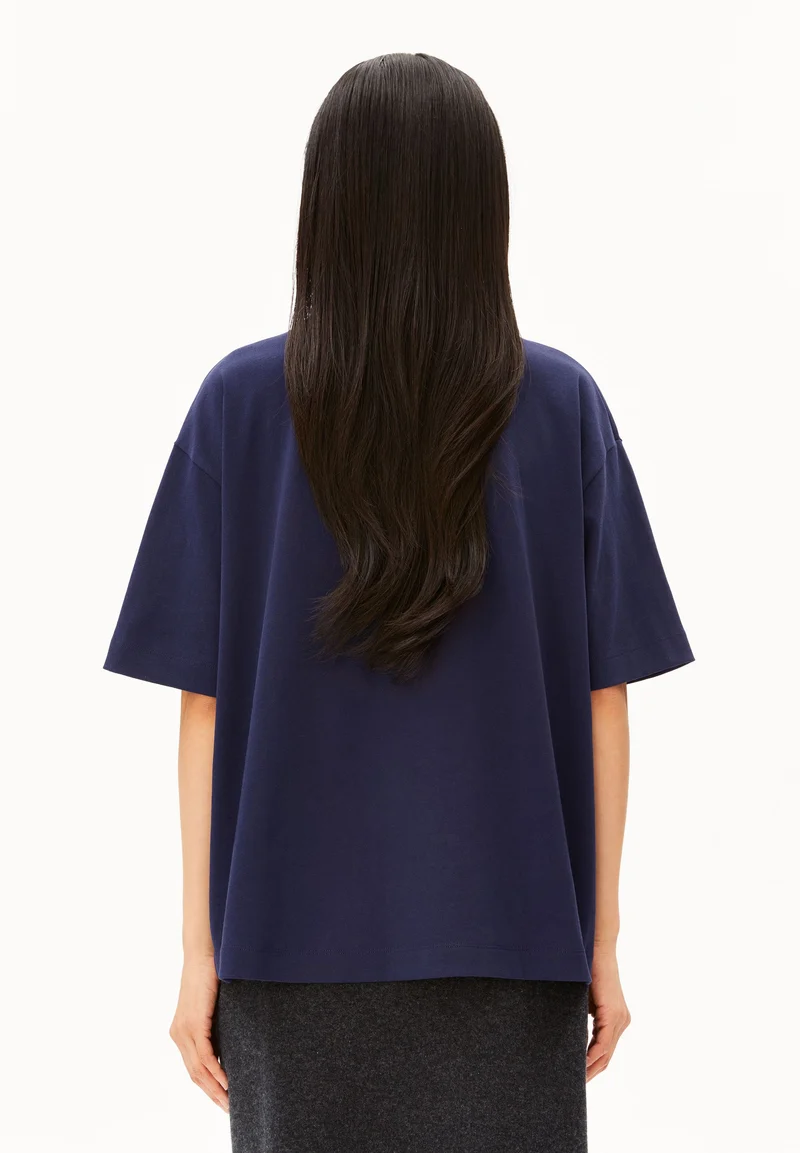 GIANNAA COLLEGE T-SHIRT | tinted navy
