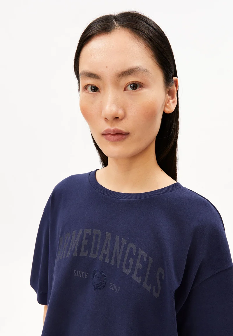 GIANNAA COLLEGE T-SHIRT | tinted navy