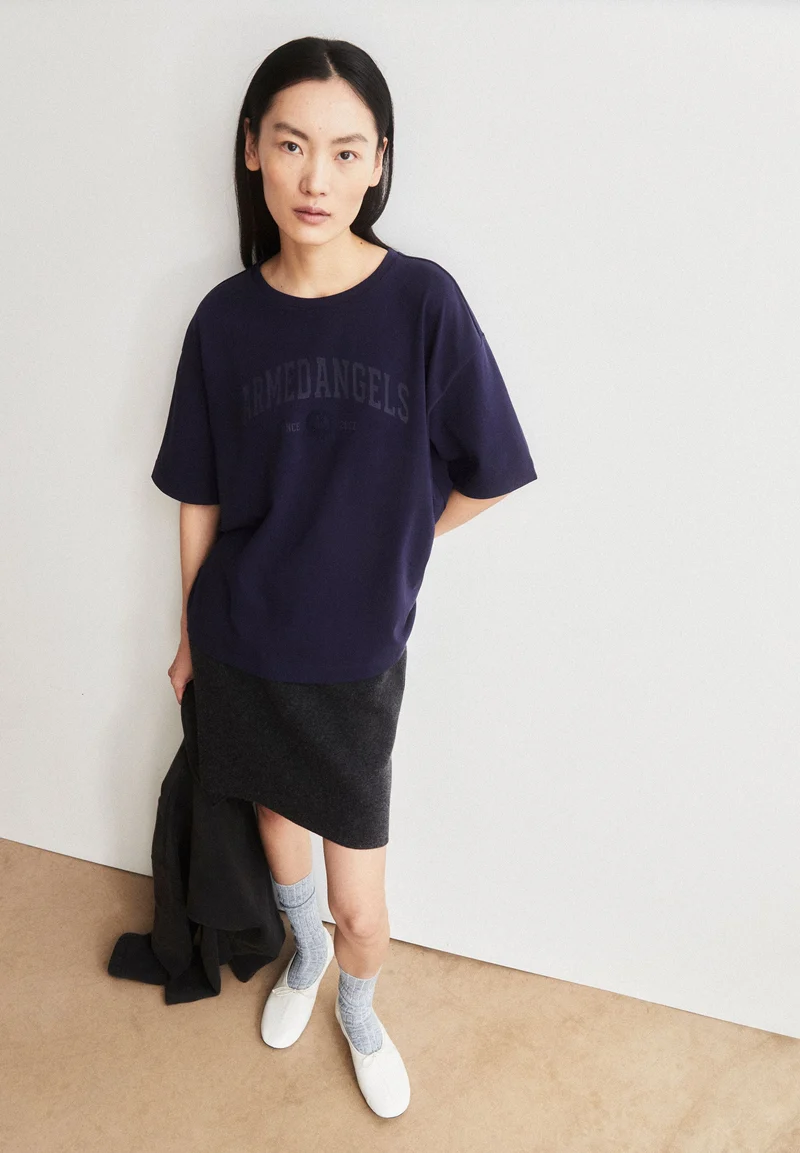 GIANNAA COLLEGE T-SHIRT | tinted navy