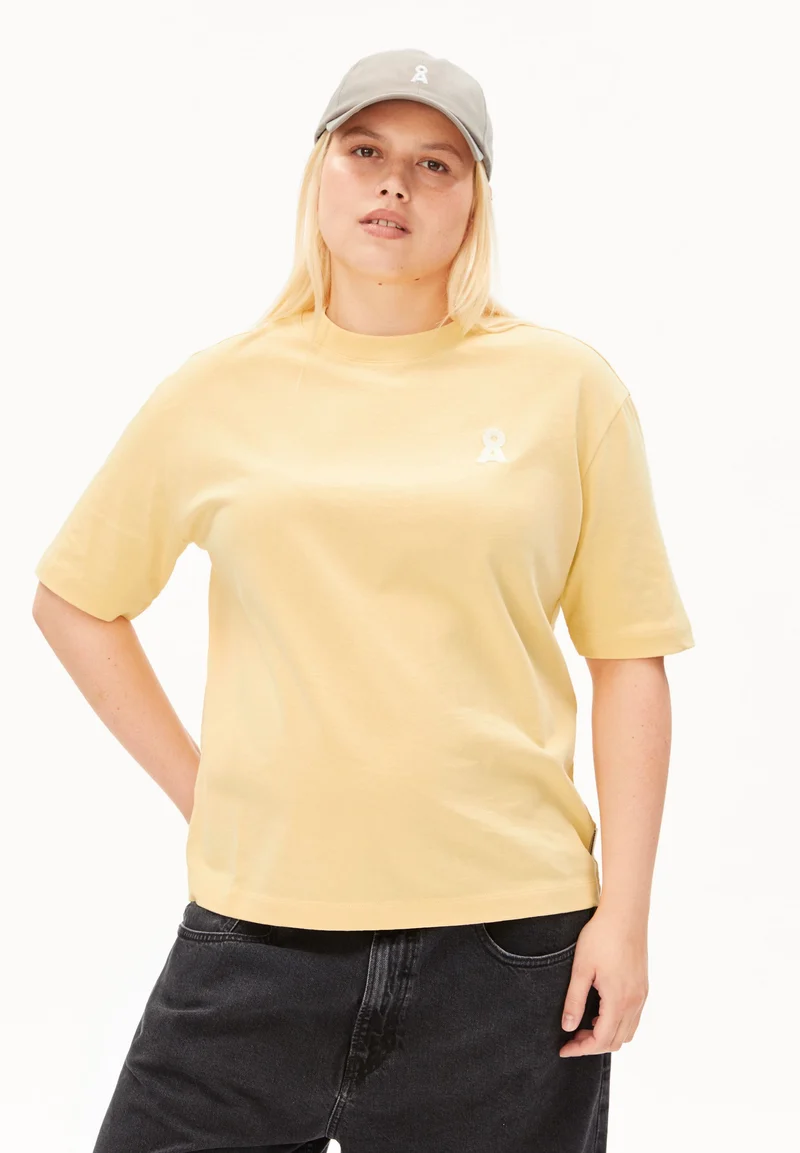 ICONIC Å TARJAA T-SHIRT | golden hay