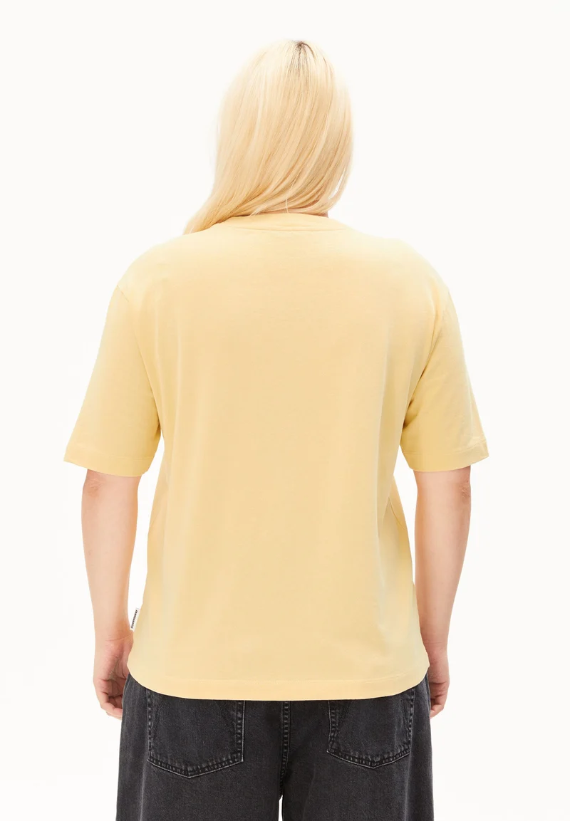 ICONIC Å TARJAA T-SHIRT | golden hay