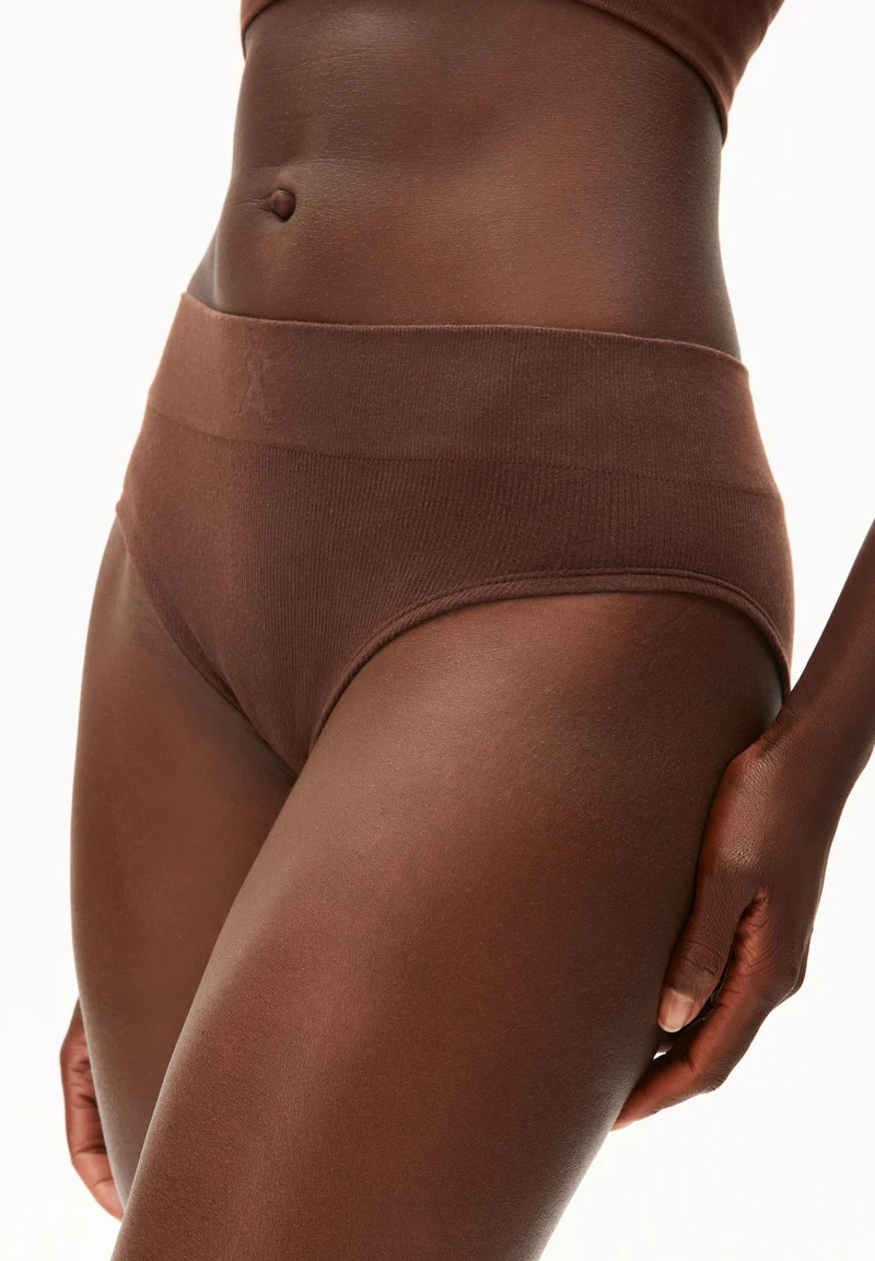 PANTAA SEAMAALA SLIP | ebony