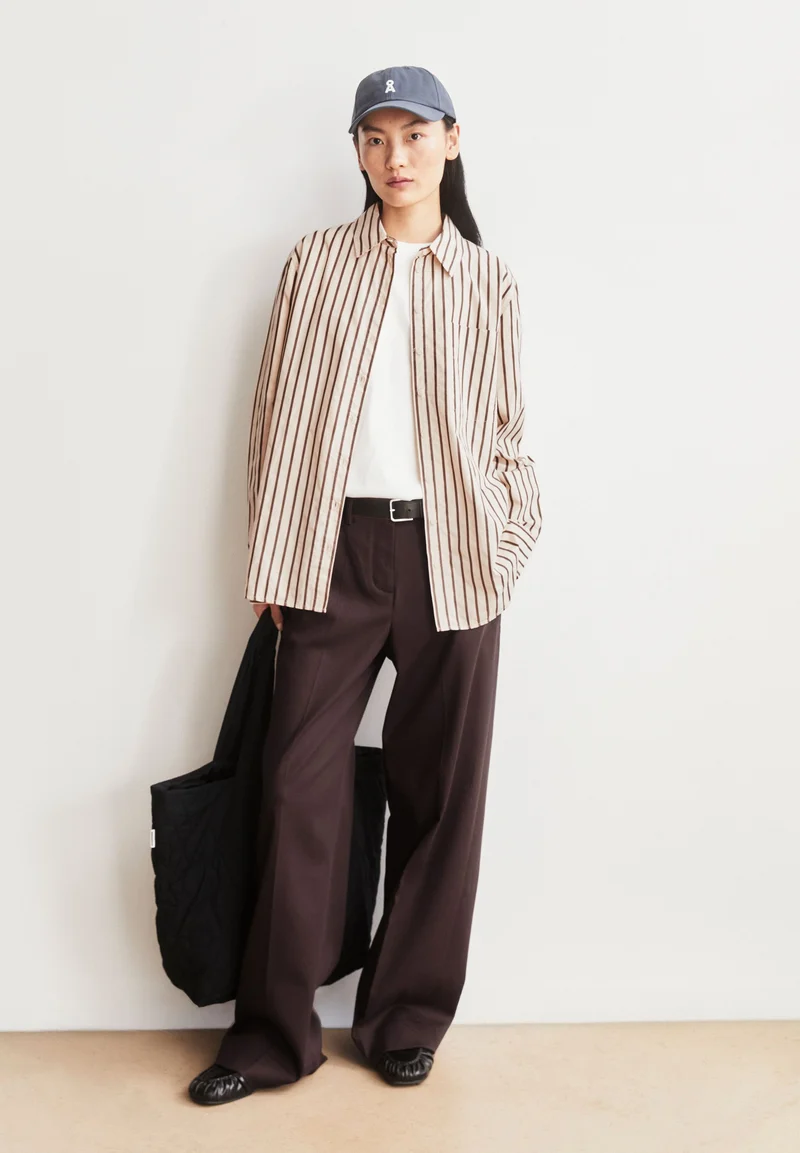 GESTREIFTE WEITE BLUSE | oatmilk-claystone