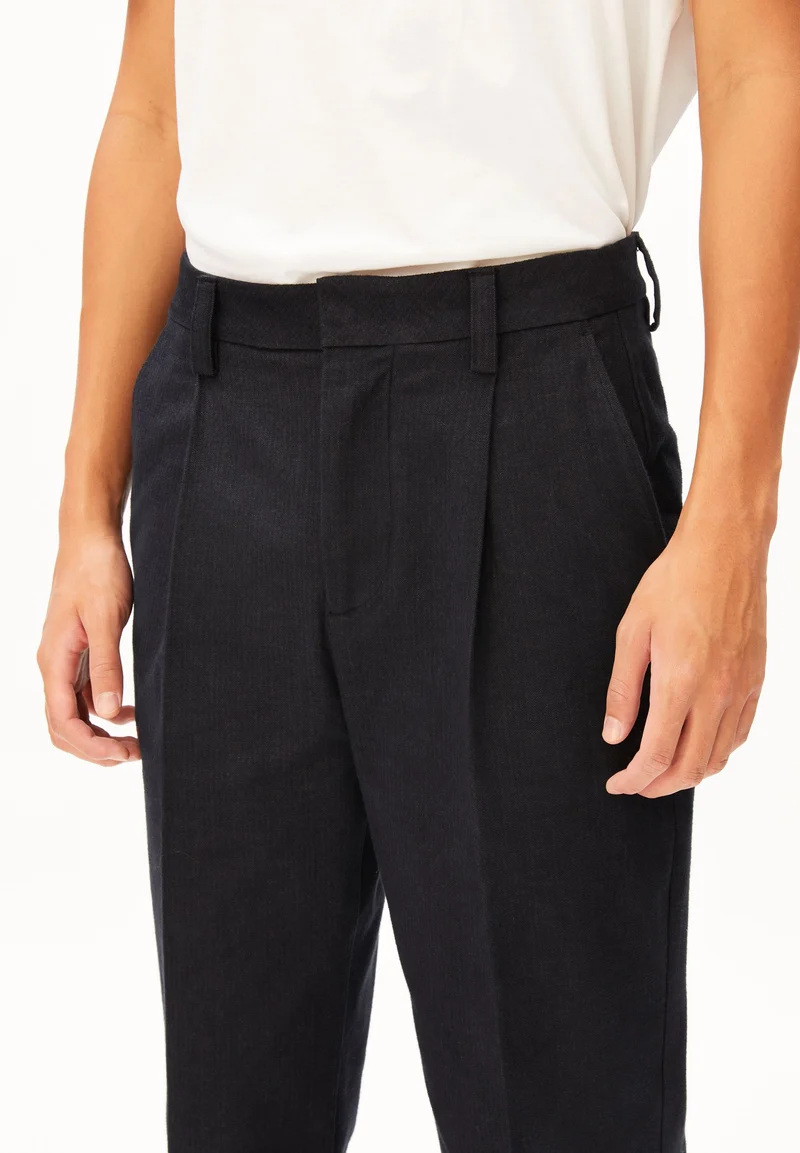 TAAMIR STRUKTURIERTE BUNDFALTENHOSE | black