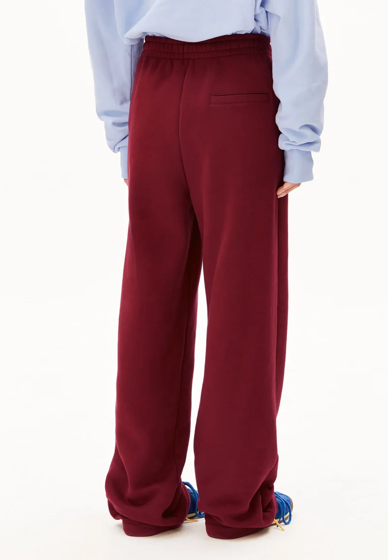 ICONIC Å IVAARA SWEATHOSE | velvet red