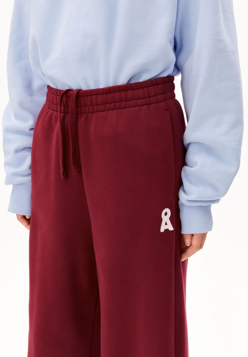 ICONIC Å IVAARA SWEATHOSE | velvet red