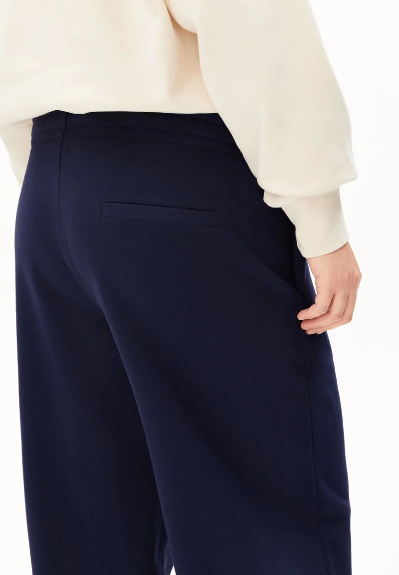 ICONIC Å IVAARA SWEATHOSE | tinted navy