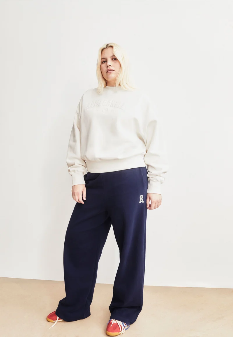 ICONIC Å IVAARA SWEATHOSE | tinted navy