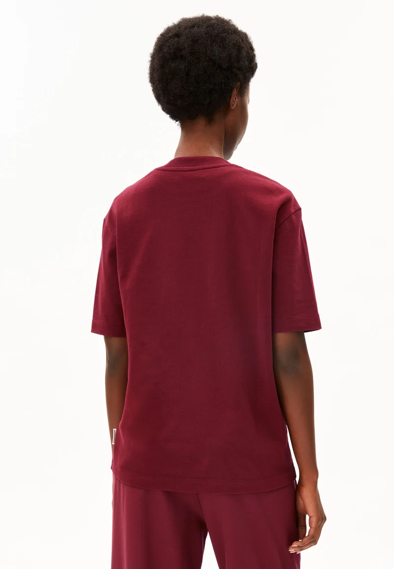 ICONIC Å TARJAA T-SHIRT | velvet red