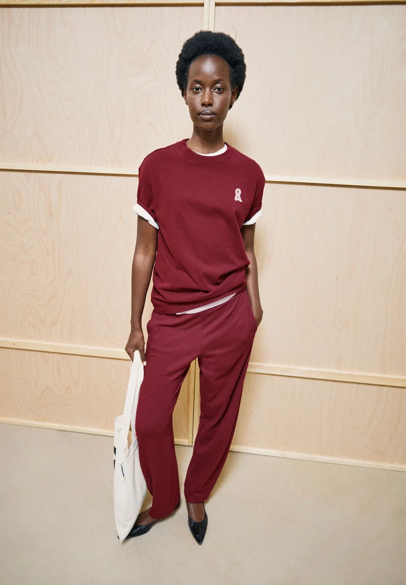 ICONIC Å TARJAA T-SHIRT | velvet red