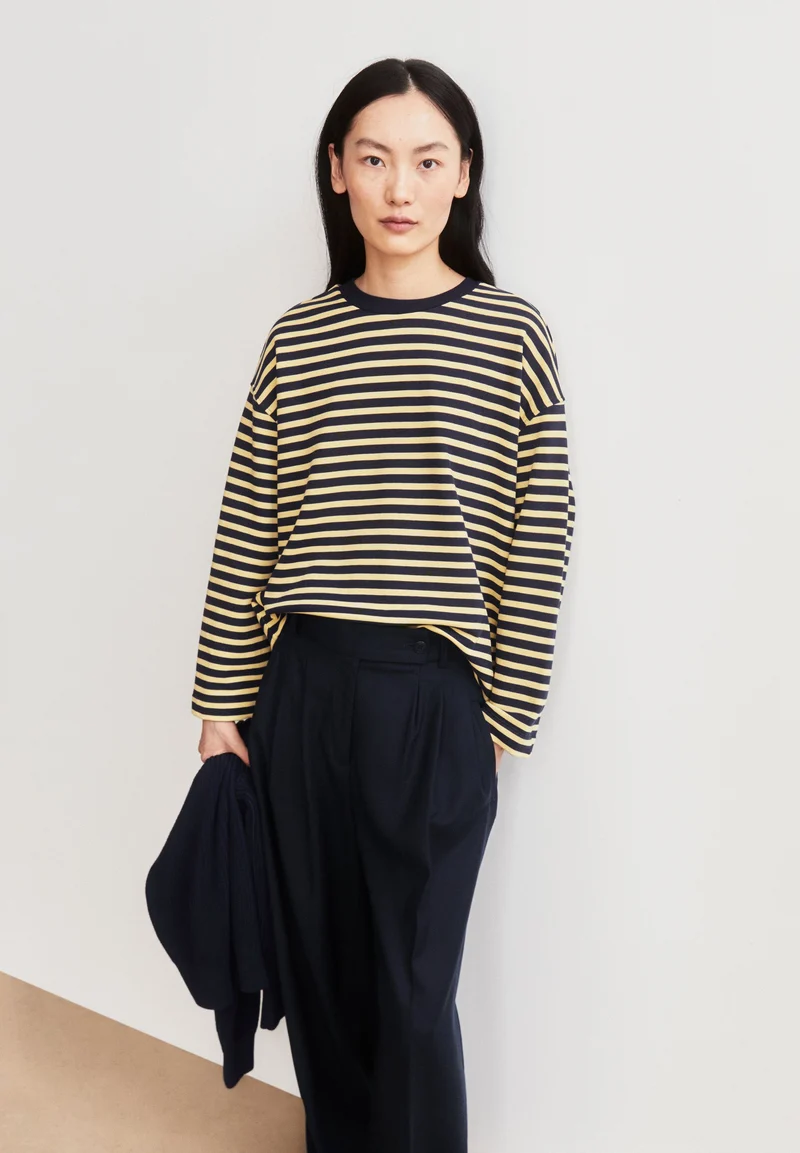 FRANKAA MAARLEN GESTREIFTES SWEATSHIRT | golden hay-tinted navy