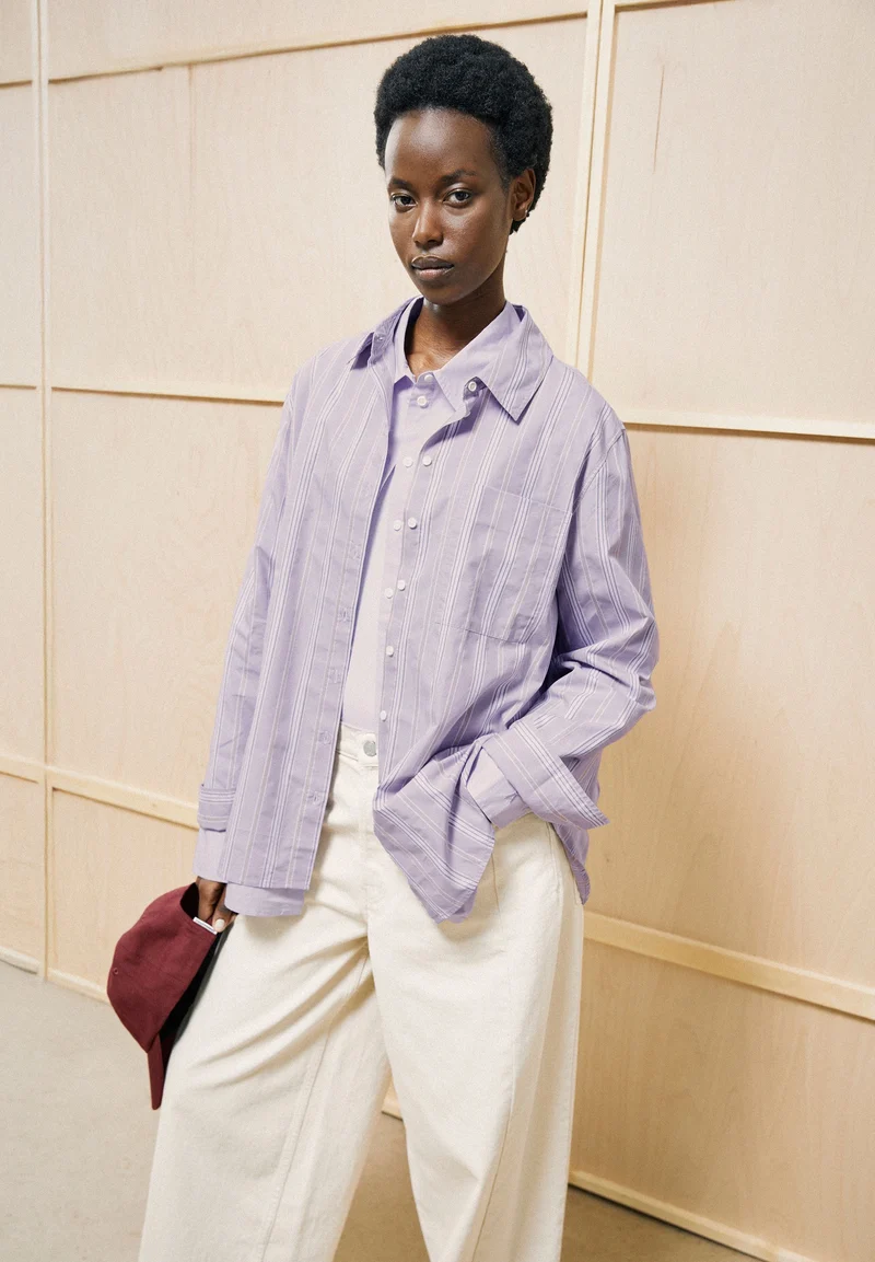 GESTREIFTE WEITE BLUSE | moonlit lilac-sandstone