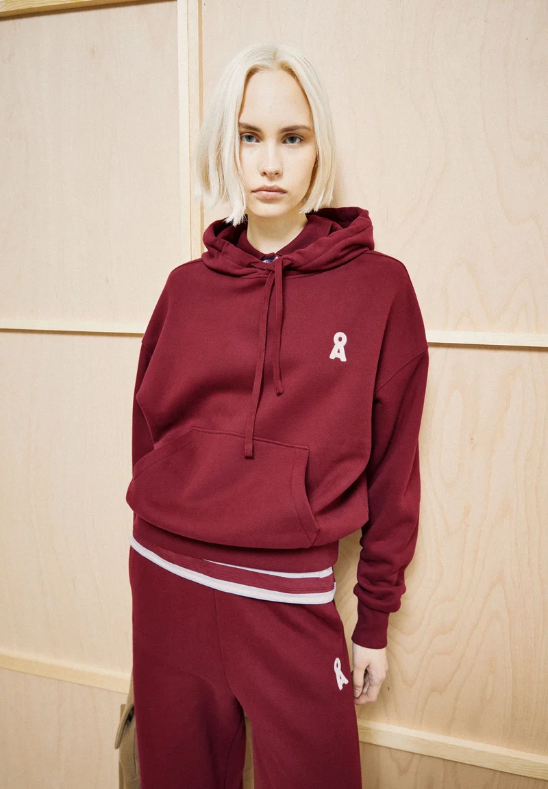 ICONIC Å FRANCISARAA HOODIE | velvet red